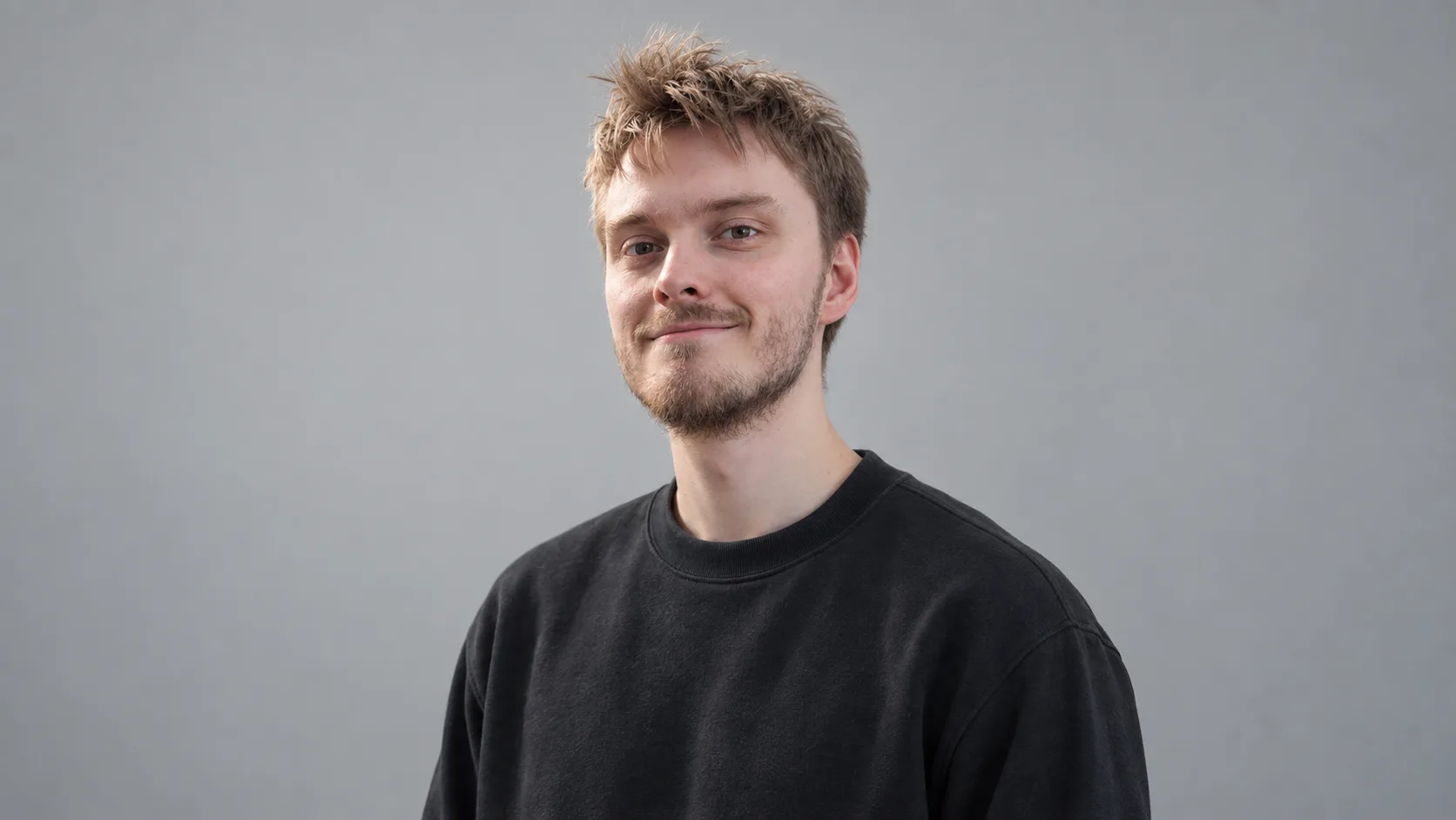 Leon blickt in die Kamera